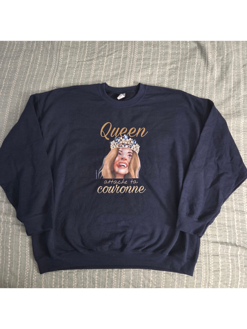 Gildan navy Queen graphic crewneck sweatshirt 2XL